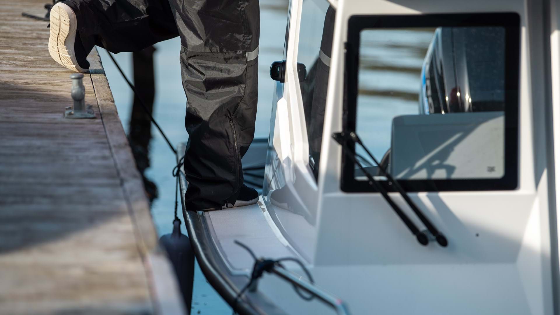 Sting 600 Pro HT Details Sidestep Starboard Side